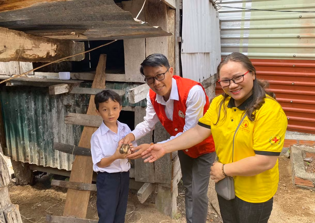Hội Chữ thập đỏ tỉnh tặng mô hình sinh kế cho học sinh Trường Tiểu học và THCS Nguyễn Viết Xuân (thị xã Ayun Pa). Ảnh: P.L