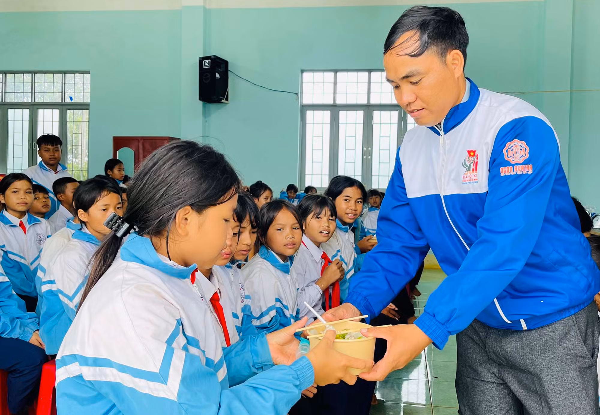 Chương trình Nấu ăn cho em do Trường Đại học Việt Đức phối hợp Thành Đoàn Pleiku thực hiện. Ảnh: P.L
