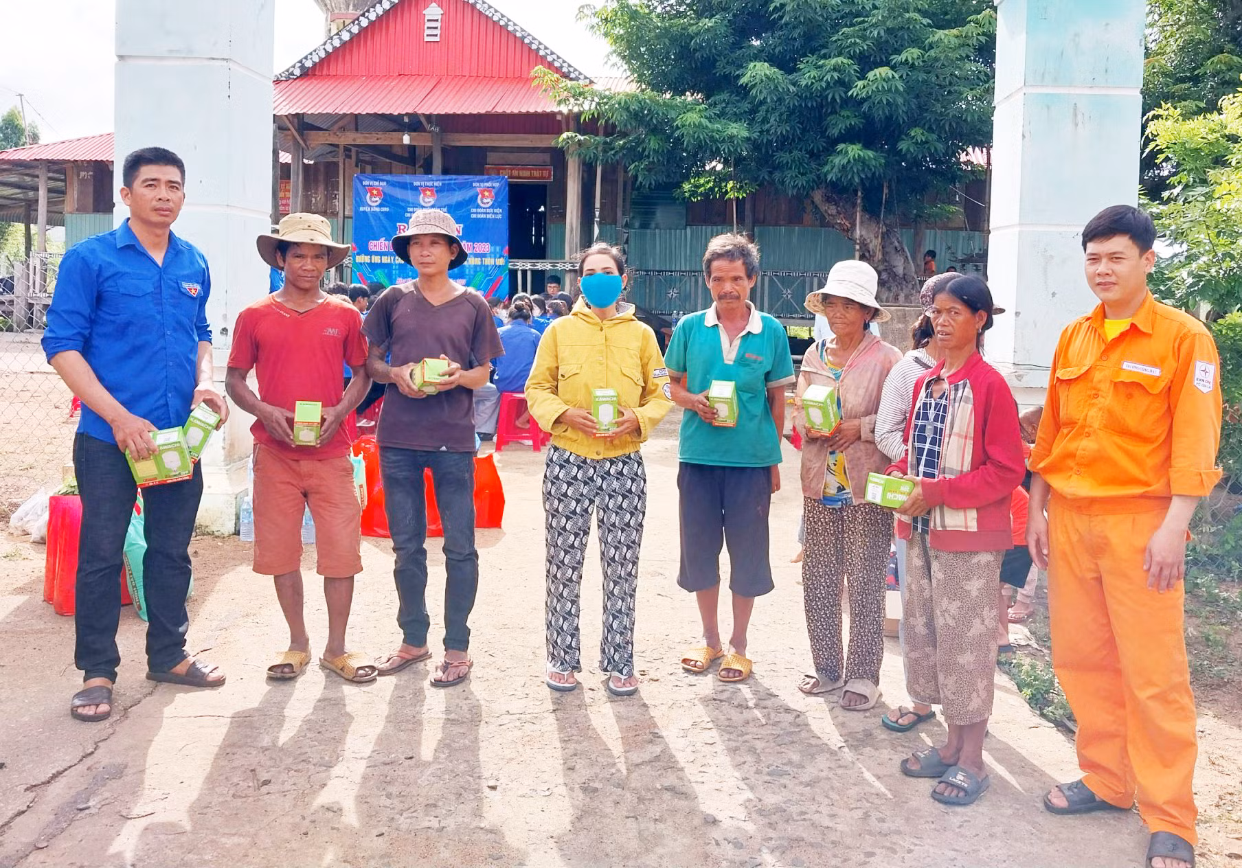 Chi Đoàn Điện lực huyện Kông Chro phối hợp các tổ chức Đoàn trên địa bàn huyện tặng bóng đèn cho người dân làng Bà Bã (xã Kông Yang, huyện Kông Chro). Chi Đoàn Điện lực huyện Kông Chro phối hợp các tổ chức Đoàn trên địa bàn huyện tặng bóng đèn cho người dân làng Bà Bã (xã Kông Yang, huyện Kông Chro).
