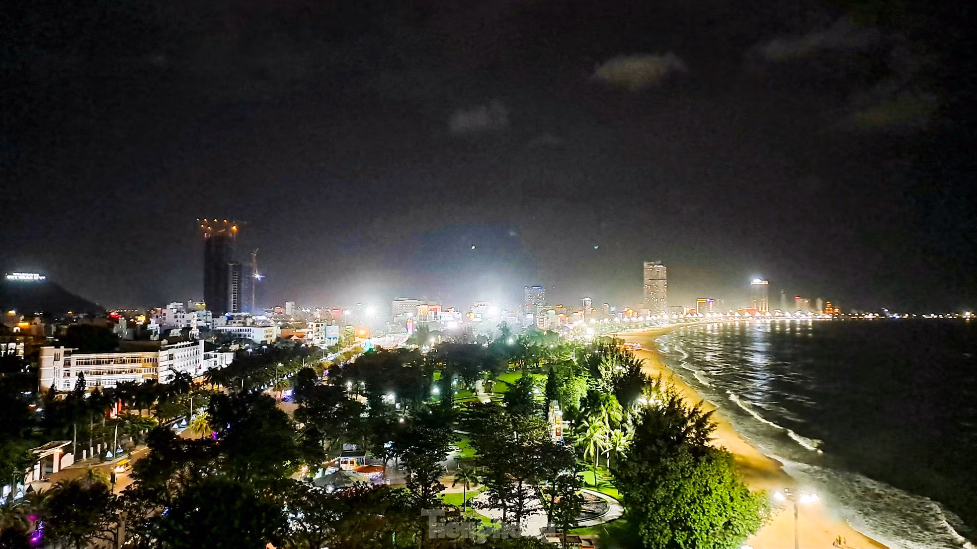 Phát biểu khai mạc, ông Nguyễn Lê Phúc - Phó Cục trưởng Cục Du lịch quốc gia Việt Nam chia sẻ, là mảnh đất giàu truyền thống văn hóa - lịch sử - cách mạng và được thiên nhiên ban tặng nhiều danh lam thắng cảnh, nhiều bãi tắm tuyệt đẹp, với nguồn tài nguyên du lịch khá đa dạng và phong phú, Bình Định xứng đáng là địa phương có tiềm năng khai thác du lịch biển hàng đầu của Việt Nam và khu vực. Ảnh: Trương Định. Phát biểu khai mạc, ông Nguyễn Lê Phúc - Phó Cục trưởng Cục Du lịch quốc gia Việt Nam chia sẻ, là mảnh đất giàu truyền thống văn hóa - lịch sử - cách mạng và được thiên nhiên ban tặng nhiều danh lam thắng cảnh, nhiều bãi tắm tuyệt đẹp, với nguồn tài nguyên du lịch khá đa dạng và phong phú, Bình Định xứng đáng là địa phương có tiềm năng khai thác du lịch biển hàng đầu của Việt Nam và khu vực. Ảnh: Trương Định.