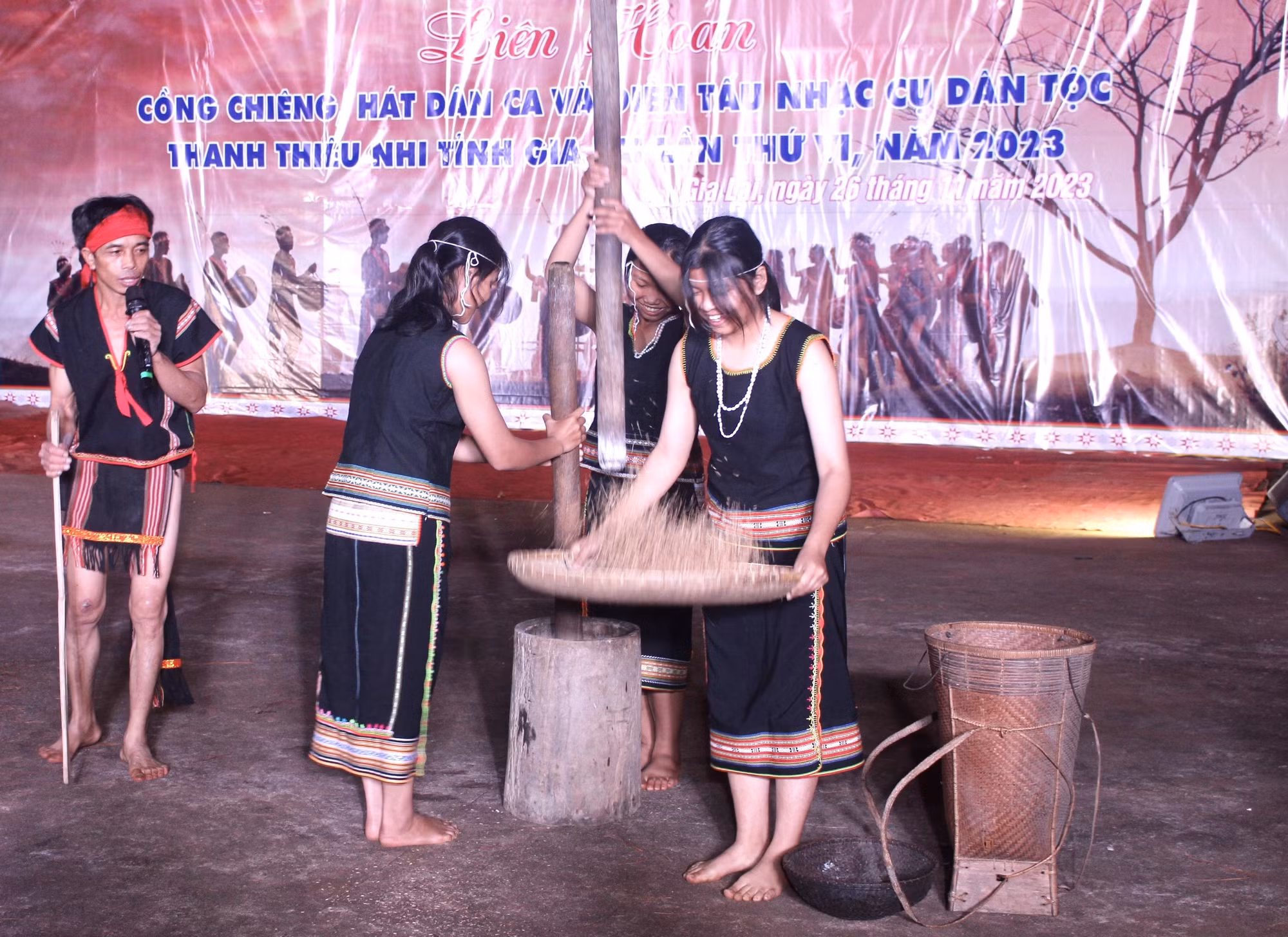 Đội thi huyện Chư Păh tái hiện niềm vui được mùa qua hình ảnh giã gạo. Ảnh: Phan Lài