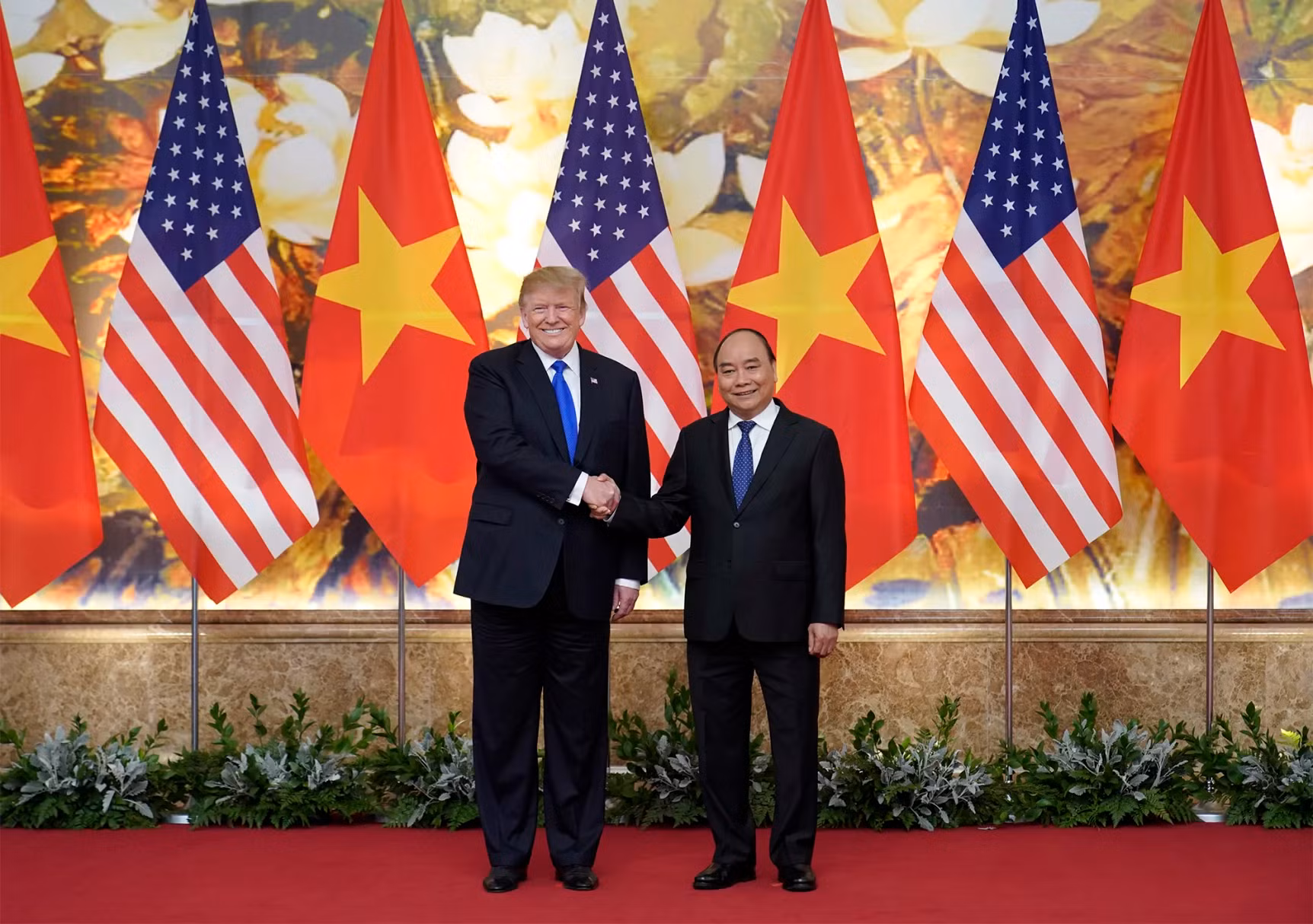 Thủ tướng Nguyễn Xuân Phúc đón tiếp Tổng thống Hoa Kỳ Donald Trump nhân dịp ông Trump tới Hà Nội dự Hội nghị cấp cao Hoa Kỳ-Triều Tiên lần thứ 2, ngày 27/2/2019. (Ảnh: TTXVN)