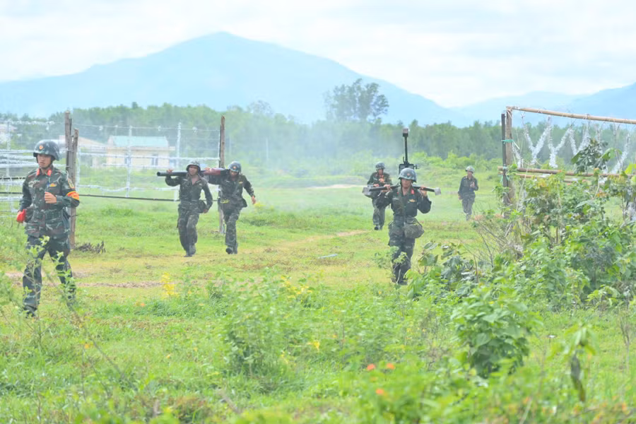 su-doan-2-hoan-thanh-dien-tap-chi-huy-co-quan-1-ben-2-cap-ngoai-thuc-dia-nam-2026.jpg