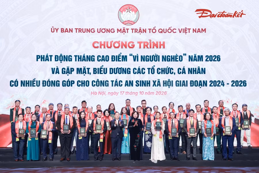 hai-ca-nhan-gia-lai-duoc-bieu-duong-vi-dong-gop-cho-cong-tac-an-sinh-xa-hoi.jpg