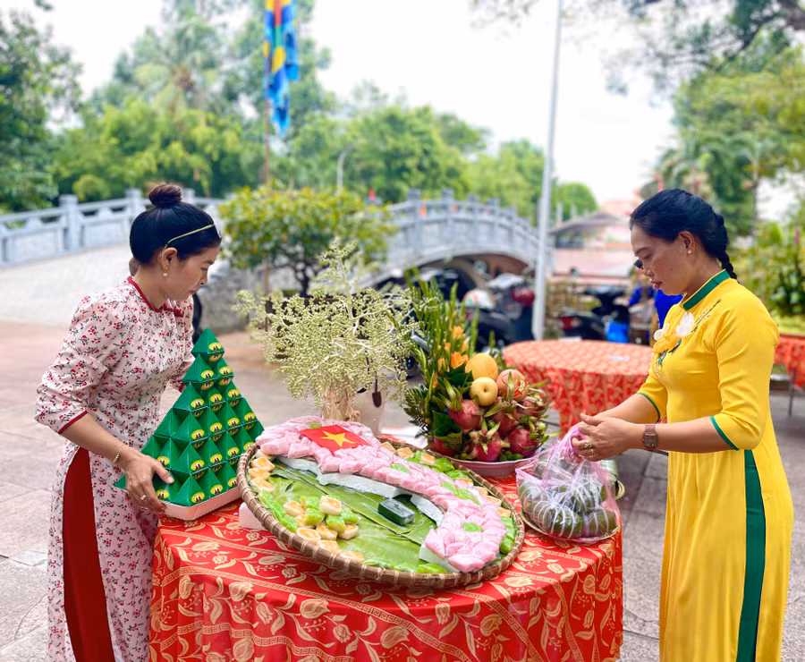 xa-tay-son-to-chuc-hoi-thi-trang-tri-mam-le-vat-dang-cung-vua.jpg