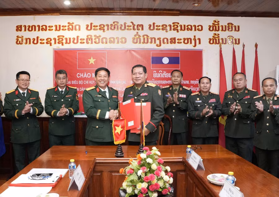 bo-chqs-tinh-gia-lai-trao-kinh-phi-18-ty-dong-ho-tro-bo-chqs-tinh-attapeu-xay-dung-co-so-vat-chat.jpg