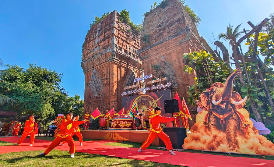 trinh-dien-trai-nghiem-di-san-van-hoa-tai-thap-doi.jpg