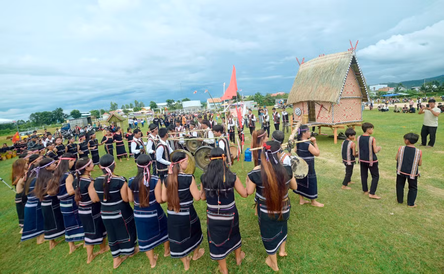 am-vong-cong-chieng-truoc-mua-le-hoi.jpg