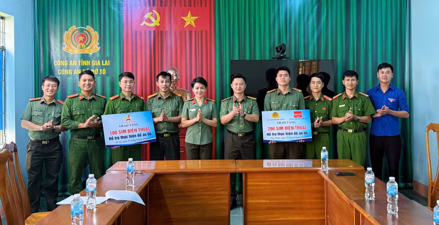gia-lai-trao-tang-900-sim-dien-thoai-lam-dinh-danh-muc-2-cho-nguoi-dan-cac-dia-phuong.jpg