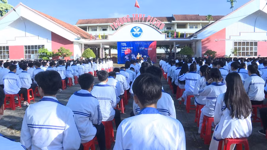 gan-1300-hoc-sinh-truong-thpt-pleiku-tham-gia-chien-dich-khong-mot-minh-nam.jpg