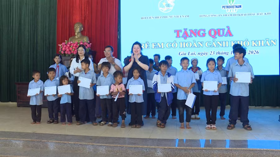 hoi-lhpn-tinh-gia-lai-tang-qua-cho-100-tre-em-kho-khan-o-4-xa-bien-gioi.jpg