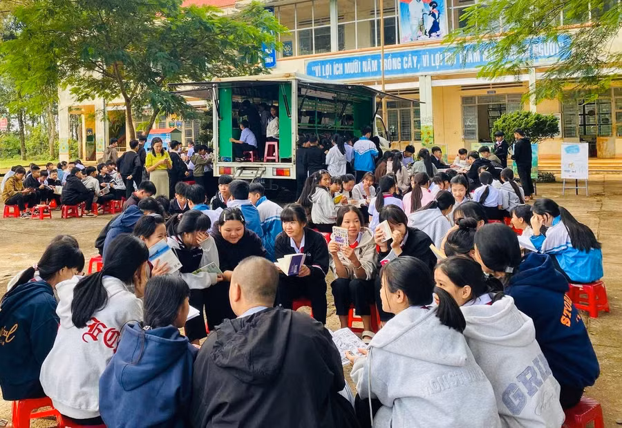 xe-thu-vien-luu-dong-phuc-vu-gan-700-hoc-sinh-o-chu-pah.jpg