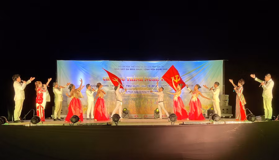 nha-hat-ca-mua-nhac-tong-hop-dam-san-bieu-dien-phuc-vu-nguoi-dan-bien-gioi-va-cac-xa-lan-can.jpg