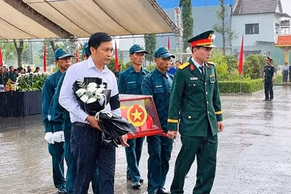 Tổ chức lễ truy điệu và an táng 3 hài cốt liệt sĩ tại Krông Pa. Ảnh: Vũ Chi