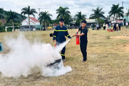 Các học viên thực hành kỹ năng sử dụng phương tiện, thiết bị chữa cháy. Ảnh: ĐVCC
