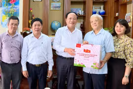 Chủ tịch UBND tỉnh Phạm Anh Tuấn thăm, tặng quà người có công tiêu biểu 