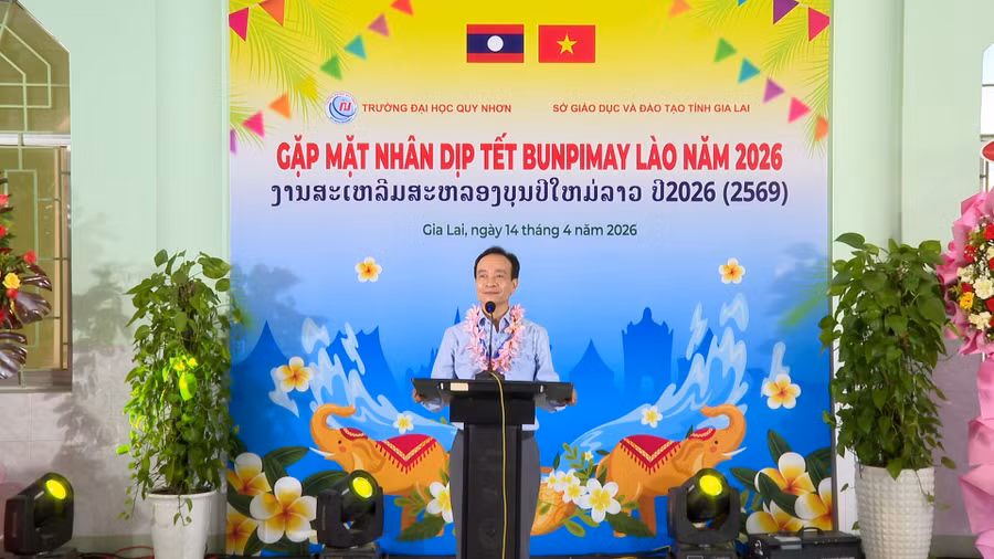 TS. Đinh Anh Tuấn - Phó Hiệu trưởng Trường Đại học Quy Nhơn gửi lời chúc mừng năm mới đến toàn thể các lưu học sinh Lào và gia đình. Ảnh: Nhật Trường