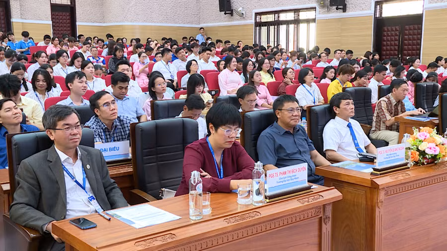 Các đại biểu và sinh viên tham dự sự kiện. Ảnh: Minh Hoàng