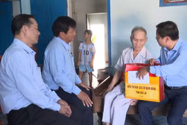 Khối thi đua các cơ quan Đảng tỉnh Gia Lai thăm và tặng quà gia đình chính sách tại xã Phù Mỹ Đông