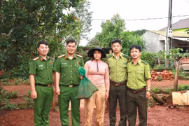 Chị Kpuih H’Ran giao nộp cá thể kỳ đà quý hiếm.