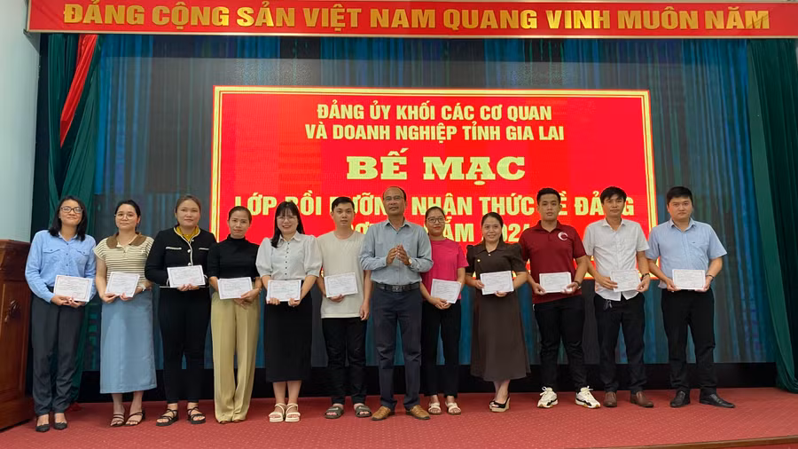 Ban Tổ chức lớp học trao giấy khen của Ban Thường vụ Đảng ủy Khối các cơ quan và doanh nghiệp tỉnh cho 13 học viên có thành tích xuất sắc trong học tập. Ảnh: Sơn Ca
