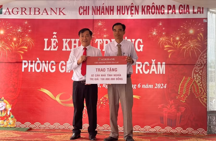 Agribank Chi nhánh tỉnh Gia Lai trao tặng 2 căn nhà tình nghĩa cho các trường hợp khó khăn về nhà ở trên địa bàn huyện Krông Pa. Ảnh: Thanh Huyền Agribank Chi nhánh tỉnh Gia Lai trao tặng 2 căn nhà tình nghĩa cho các trường hợp khó khăn về nhà ở trên địa bàn huyện Krông Pa. Ảnh: Thanh Huyền