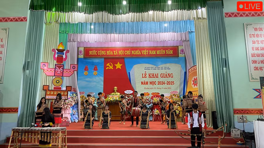 Các em học sinh Trường Phổ thông Dân tộc nội trú tỉnh Gia Lai biểu diễn văn nghệ chào mừng năm học mới 2024-2025. Ảnh: Sơn Ca
