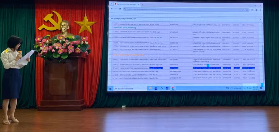 Thông qua chương trình Hóa đơn may mắn, ngành Thuế khuyến khích người tiêu dùng tạo thói quen lấy hóa đơn điện tử khi mua hàng hóa. Ảnh: Sơn Ca.