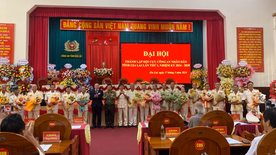 Lãnh đạo UBND tỉnh và Công an tỉnh chúc mừng Ban Chấp hành Hội Cựu CAND tỉnh Gia Lai nhiệm kỳ 2024-2029. Ảnh: Sơn Ca