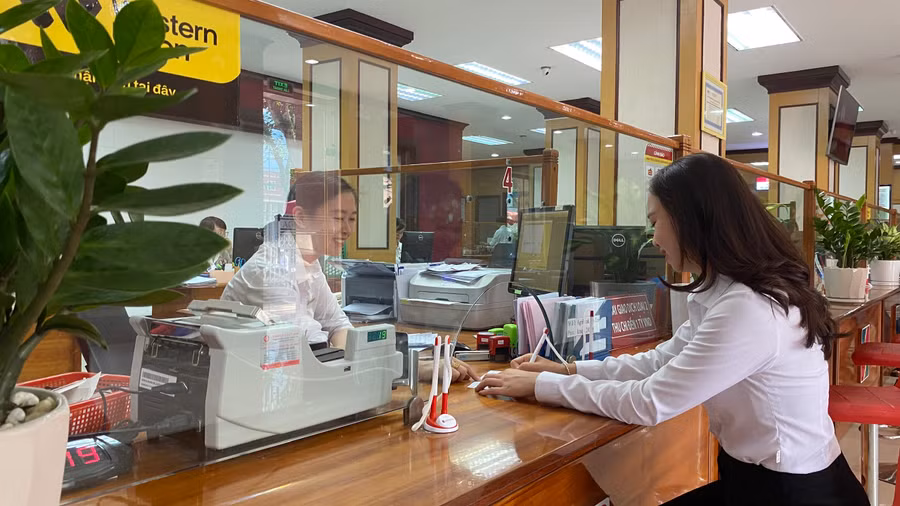 Những chậu cây xanh mini được bố trí hài hòa với không gian giao dịch tạo cảm giác thân thiện, gần gũi giữa khách hàng và nhân viên giao dịch. Ảnh: Sơn Ca