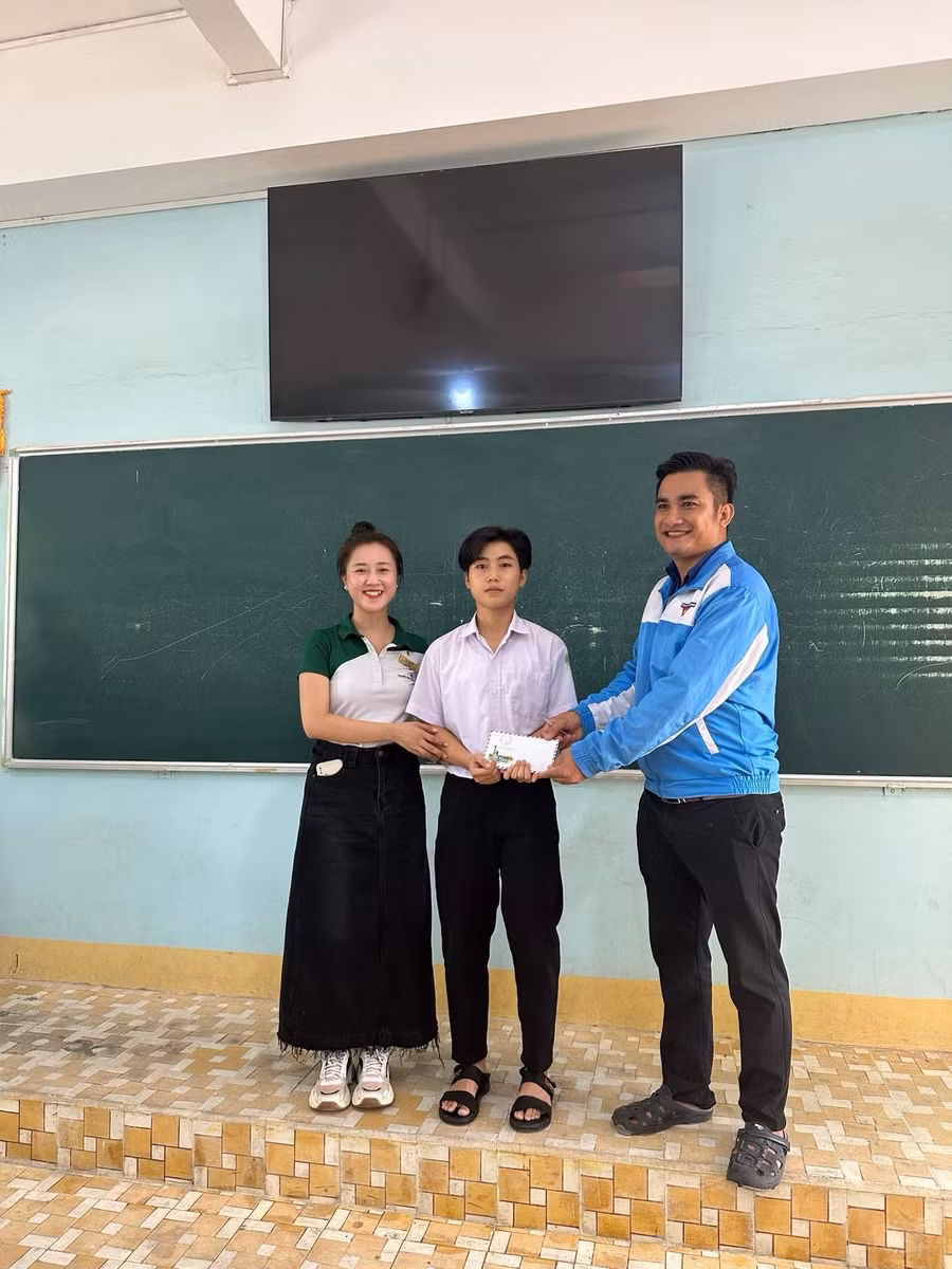 Đại diện Đoàn Thanh niên Vietcombank Chi nhánh Bắc Gia Lai trao tặng học bổng cho các em học sinh tại điểm Trường THPT Nguyễn Du, huyện Krông Pa. Ảnh: Tuyền Bùi