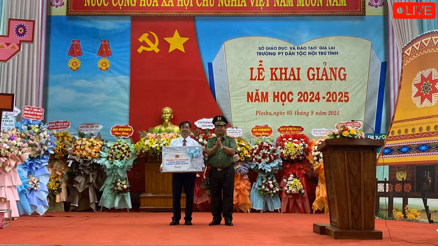 Thiếu tướng Rah Lan Lâm - Ủy viên Ban Thường vụ Tỉnh ủy, Giám đốc Công an tỉnh tặng quà cho nhà trường. Ảnh: Sơn Ca