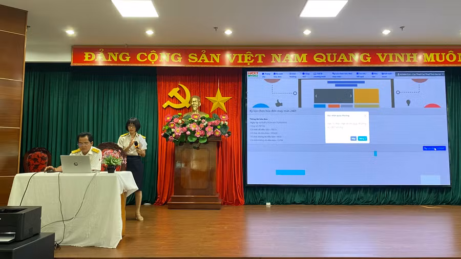 Ông Ksor Kut-Phó Cục trưởng Cục Thuế tỉnh Gia Lai bấm nút lựa chọn ngẫu nhiên 15 hóa đơn may mắn trúng thưởng trên hệ thống hóa đơn điện tử tập trung của ngành Thuế. Ảnh: Sơn Ca