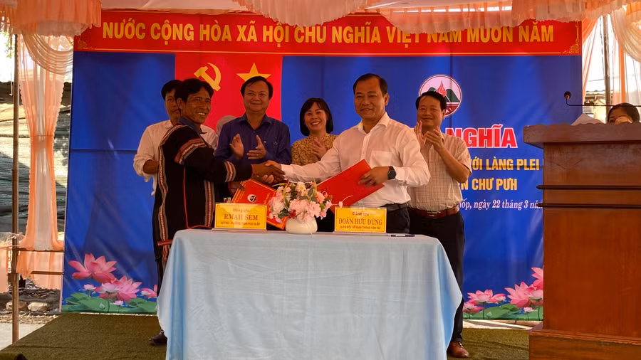 Ông Đoàn Hữu Dũng-Giám đốc Sở Giao thông-Vận tải và ông Rmah Sem-Bí thư, Trưởng thôn Plei Hlốp ký kết giao ước kết nghĩa. Ảnh: Sơn Ca Ông Đoàn Hữu Dũng-Giám đốc Sở Giao thông-Vận tải và ông Rmah Sem-Bí thư, Trưởng thôn Plei Hlốp ký kết giao ước kết nghĩa. Ảnh: Sơn Ca
