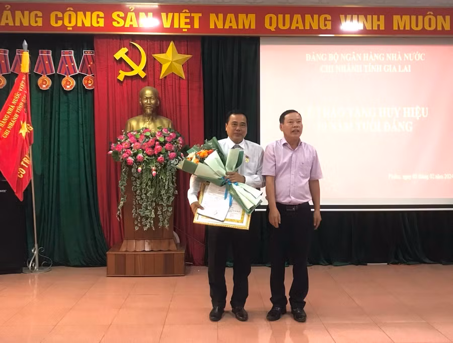 Đồng chí Nguyễn Hữu Nghị-Bí thư Đảng ủy, Giám đốc NHNN Chi nhánh tỉnh vinh dự đón nhận Huy hiệu 30 năm tuổi Đảng đợt 3-2-2024. Ảnh: Sơn Ca.
