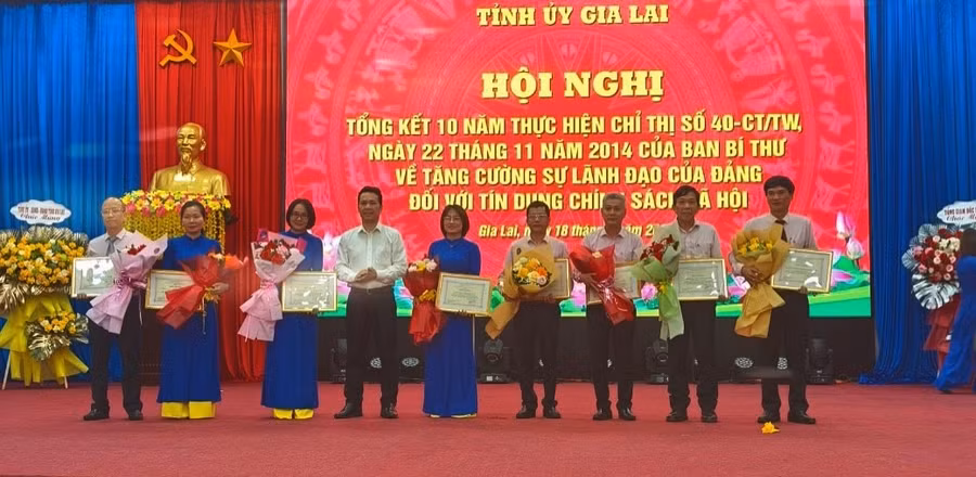 Đồng chí Hoàng Minh Tế-Phó Tổng Giám đốc Ngân hàng CSXH Việt Nam trao giấy khen của Tổng Giám đốc cho các cá nhân, tập thể có thành tích đóng góp trong 10 năm thực hiện Chỉ thị số 40-CT/TW. Ảnh: Sơn Ca