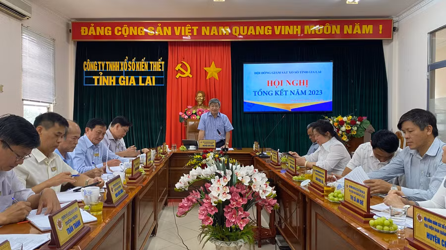 Ông Nguyễn Anh Dũng-Tỉnh ủy viên, Giám đốc Sở Tài chính, Phó Chủ tịch Hội đồng GSXS đánh giá các điểm nổi bật trong công tác giám sát năm 2023. Ảnh: Sơn Ca.
