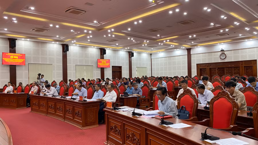 Toàn cảnh hội nghị sơ kết công tác xây dựng tổ chức Đảng, đoàn thể trong các đơn vị kinh tế tư nhân. Ảnh: Sơn Ca