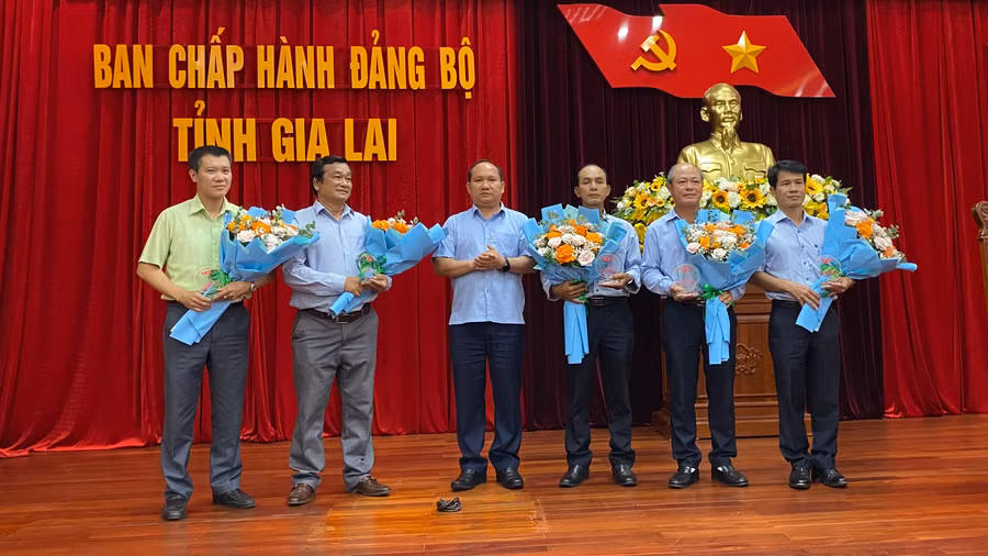 Đồng chí Rah Lan Chung-Phó Bí thư Tỉnh ủy, Trưởng ban chỉ đạo biểu dương 5 tổ chức cơ sở Đảng trong các đơn vị kinh tế tư nhân có thành tích tiêu biểu, nổi bật trong thời gian qua. Ảnh: Sơn Ca