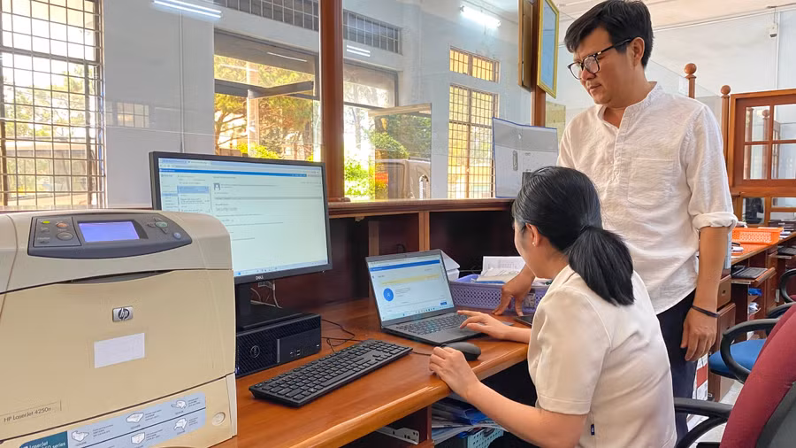 Cán bộ, đảng viên, công chức, người lao động trong Đảng bộ Ngân hàng Nhà nước tỉnh Gia Lai chủ động nghiên cứu, ứng dụng các giải pháp, sáng kiến nâng cao hiệu quả công việc được giao. Ảnh: Sơn Ca