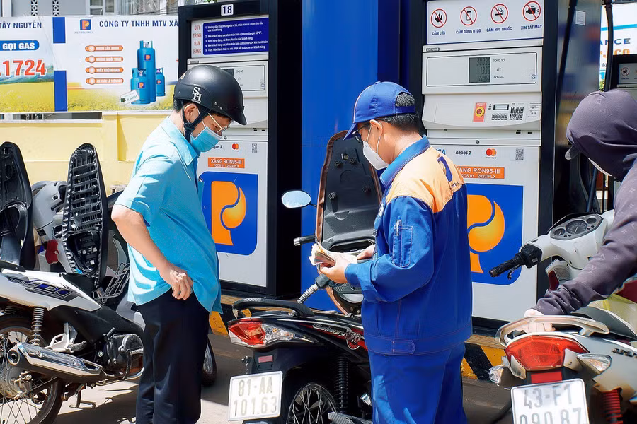 Các cửa hàng bán lẻ xăng dầu thực hiện xuất hóa đơn điện tử theo từng lần bán hàng là thể hiện tính chuyên nghiệp, minh bạch trong hoạt động kinh doanh. Ảnh: Đức Thụy.