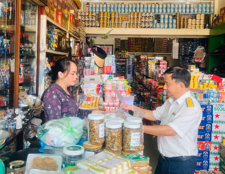 Cơ quan Thuế đồng hành hỗ trợ hộ các cá nhân, doanh nghiệp triển khai sử dụng hóa đơn điện tử, góp phần nâng cao hiệu quả hoạt động sản xuất, kinh doanh. Ảnh: Sơn Ca.