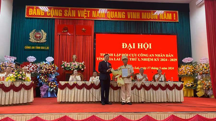 Đồng chí Trương Hải Long-Phó Bí thư Tỉnh ủy, Chủ tịch UBND tỉnh trao quyết định thành lập và chúc mừng Hội Cựu CAND tỉnh Gia Lai. Ảnh: Sơn Ca