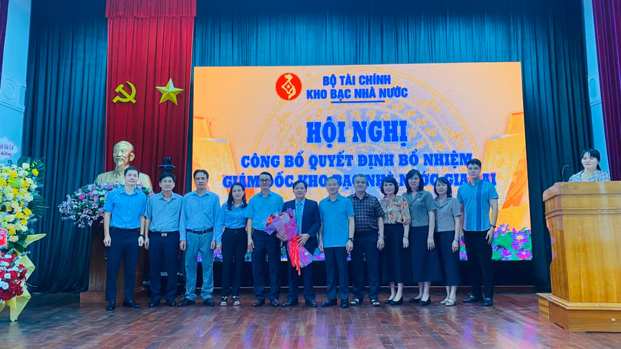 Đại diện lãnh đạo KBNN Trung ương và các sở, ban ngành chúc mừng ông Phạm Quang Bút - tân Giám đốc KBNN tỉnh Gia Lai. Ảnh: Sơn Ca