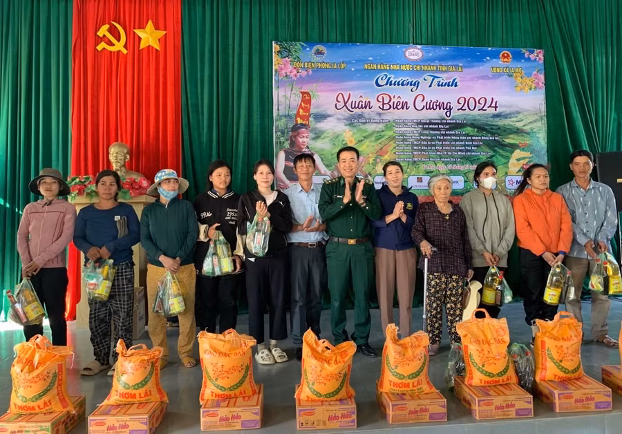 Ông Đặng Văn Sống – Phó Giám đốc, Chủ tịch CĐCS NHNN Chi nhánh tỉnh Gia Lai trao quà Tết cho các gia đình tại xã Ia Mơ. Ảnh: Sơn Ca.