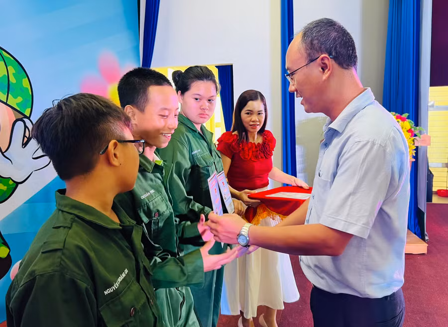 Anh Phan Hồ Giang-Phó Bí thư Thường trực Tỉnh Đoàn trao giấy chứng nhận hoàn thành chương trình Học kỳ trong quân đội cho các chiến sĩ nhí. Ảnh: P.L