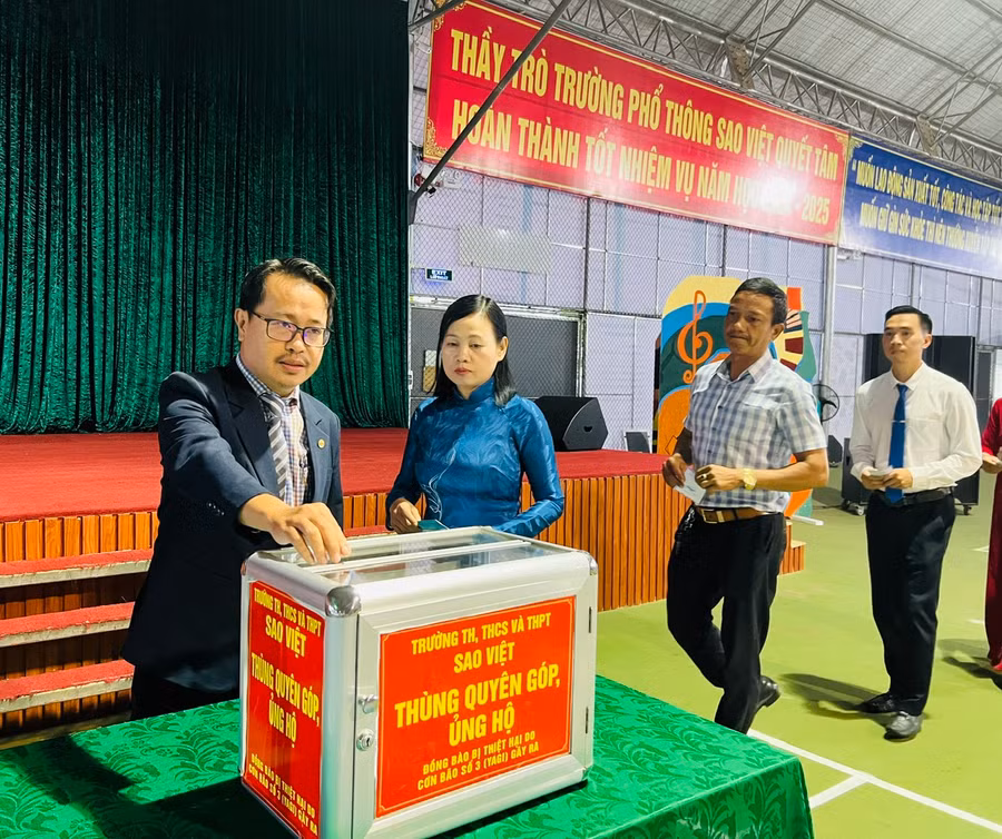 Cán bộ, giáo viên Trường Tiểu học-THCS-THPT Sao Việt ủng hộ đồng bào vùng bão lũ. Ảnh: P.L