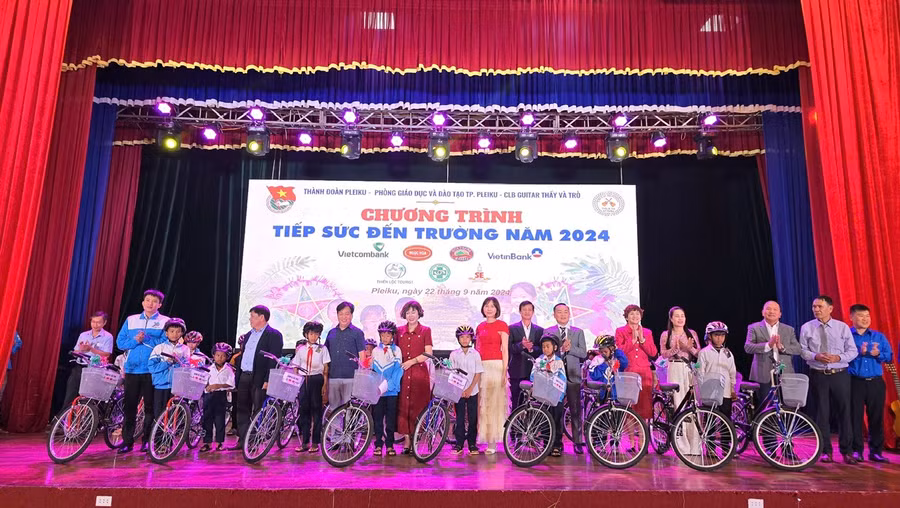 Ban tổ chức cùng các nhà tài trợ tặng xe đạp cho 20 học sinh có hoàn cảnh khó khăn. Ảnh: P.L