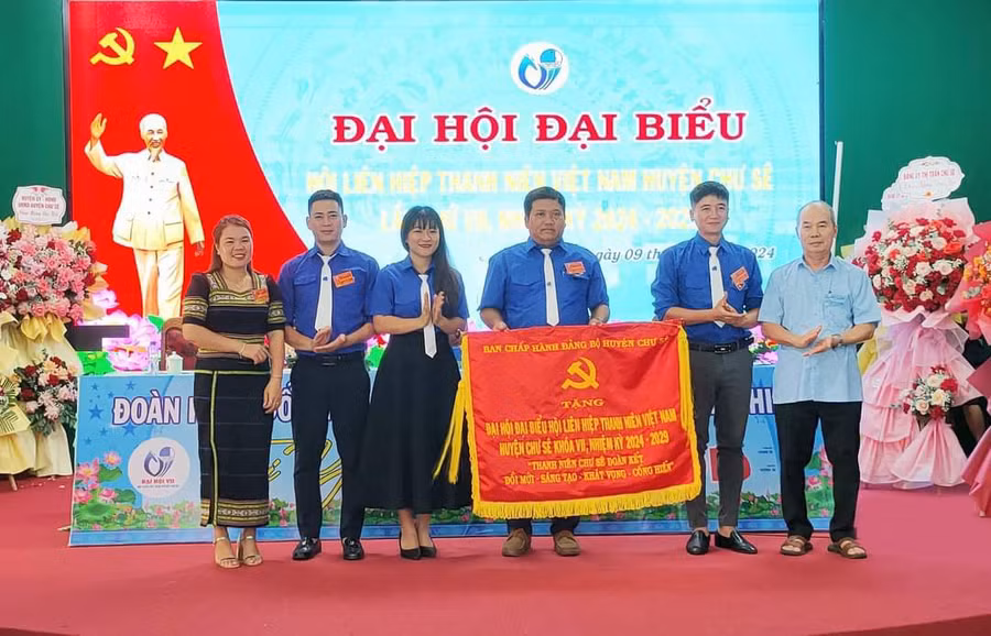 Ban Chấp hành Đảng bộ huyện Chư Sê tặng bức trướng cho Hội LHTN Việt Nam huyện Chư Sê. Ảnh: H.V Ban Chấp hành Đảng bộ huyện Chư Sê tặng bức trướng cho Hội LHTN Việt Nam huyện Chư Sê. Ảnh: H.V