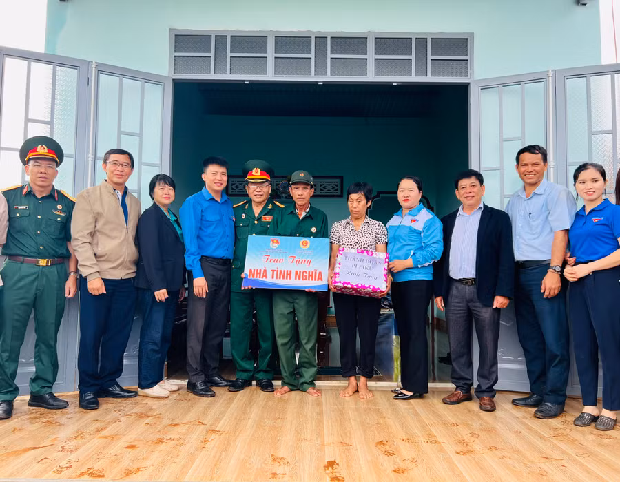 Thành Đoàn-Hội LHTN Việt Nam TP. Pleiku phối hợp cùng Hội Cựu chiến binh TP. Pleiku bàn giao nhà tình nghĩa cho cựu chiến binh Hoàng Hoa Nam. Ảnh: P.L